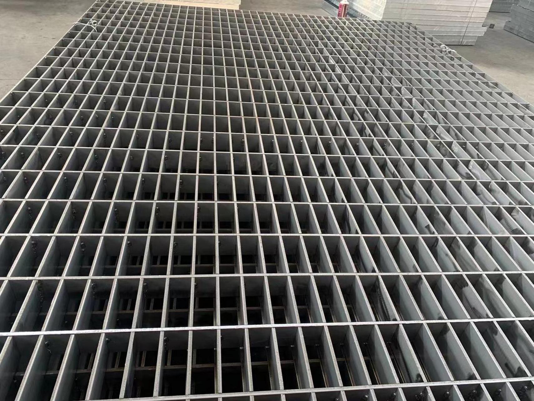 镀锌钢格板别名又叫热镀锌钢网格栅板,是由低碳钢扁板和扭绞方钢在