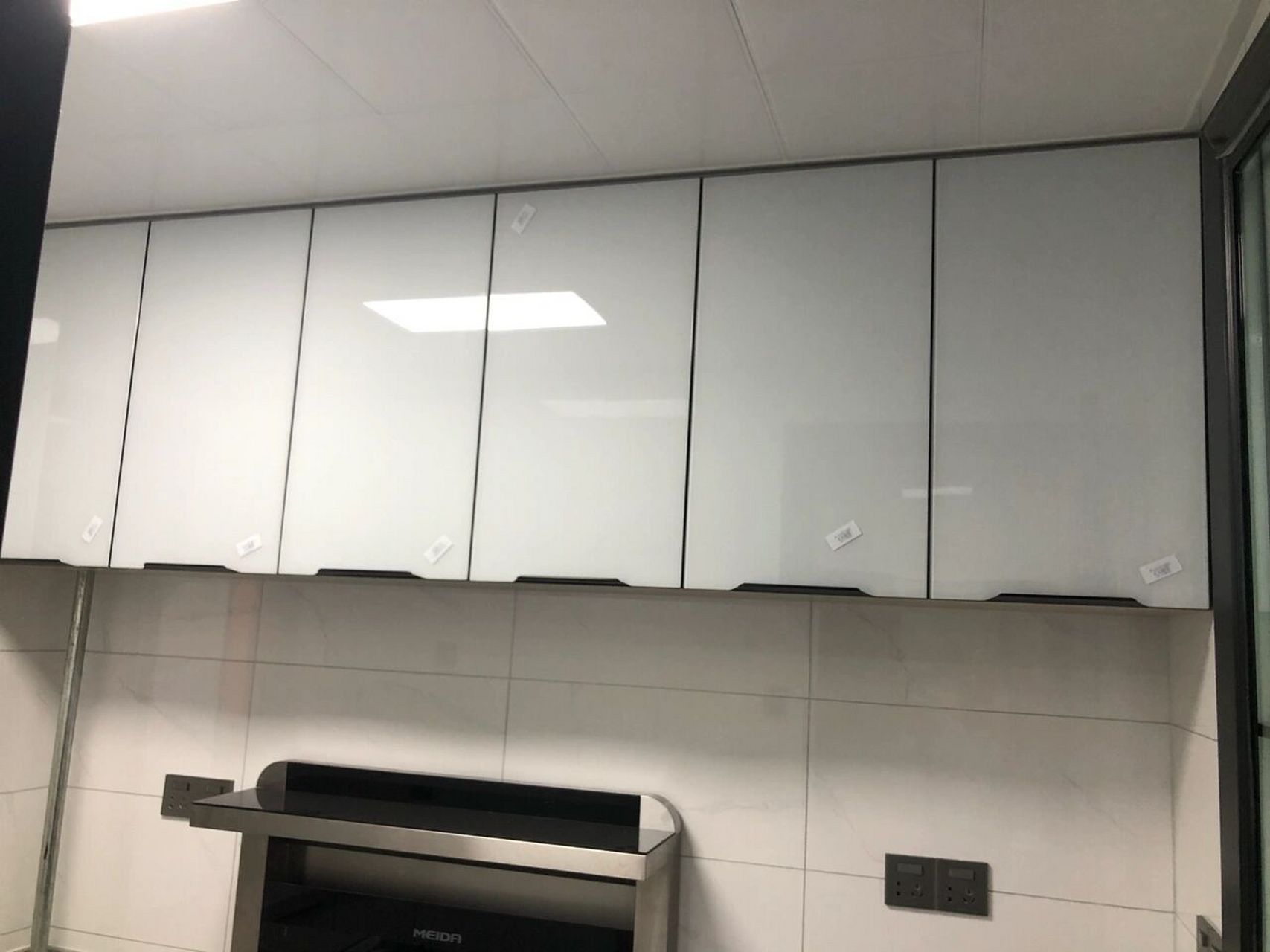 晶钢橱柜门纯白色翻车 一直叮嘱交代要纯白色的晶钢橱柜门还是翻车了