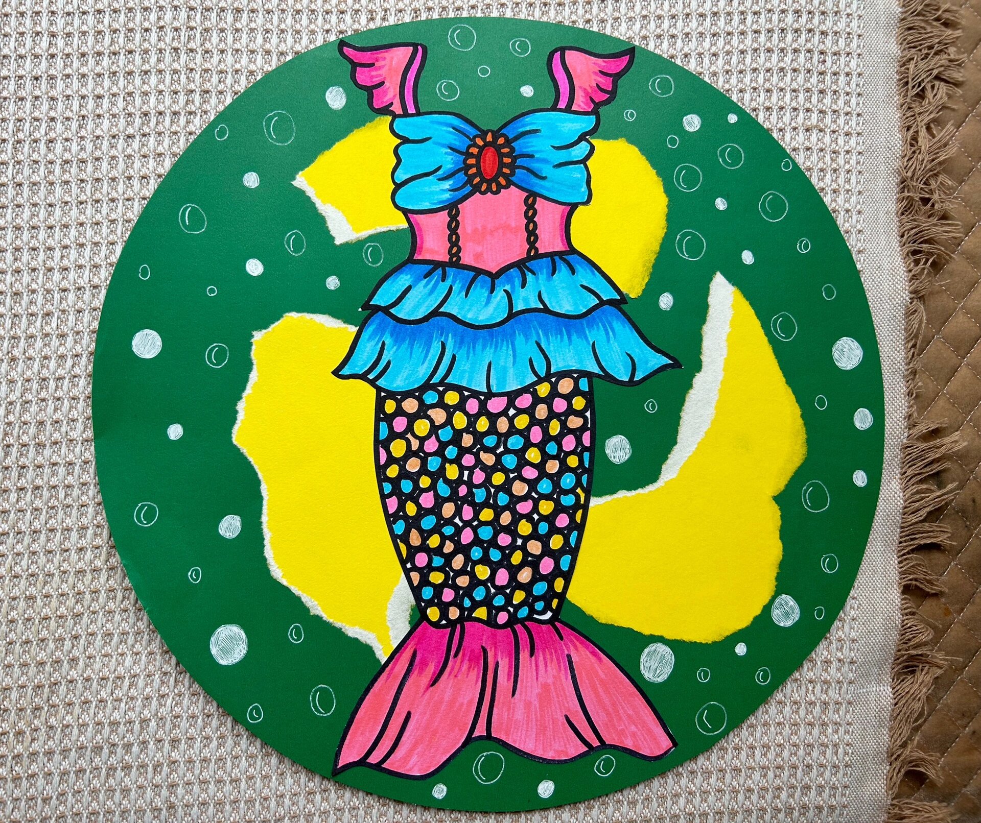 创意儿童画——美人鱼裙子 今天我们来画裙子啦,小朋友们可以先看看