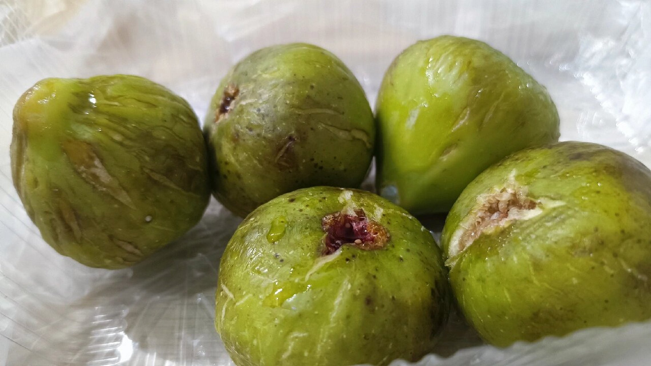 这无花果是坏了嘛 无花果这样裂纹或者发黑不是坏了,相反是很甜的标志