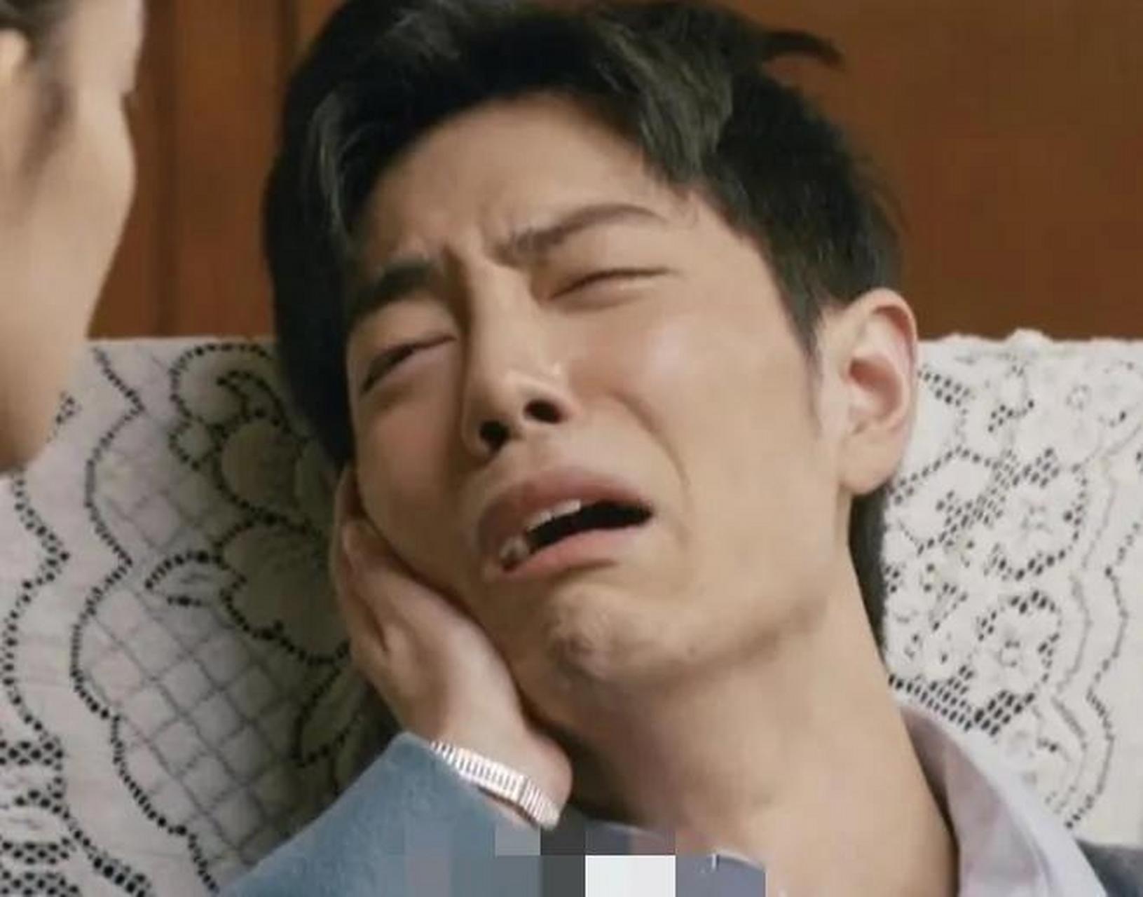 肖战饰演的春生哭的好伤心啊,心痛的表情溢于言表.