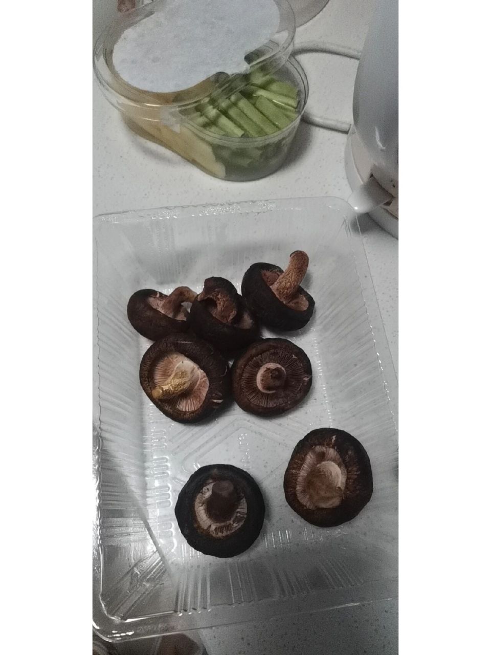 香菇放冰箱里舍不得吃,结果坏掉了 我当场爆哭.