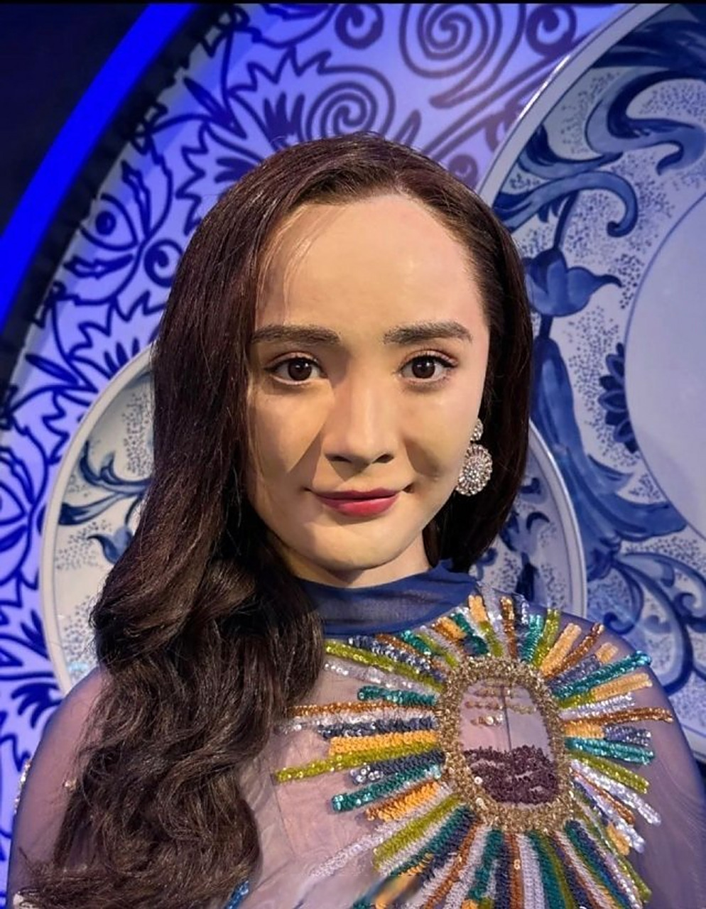 做蜡像的是不是很讨厌杨幂,把杨幂发际线做的好高.