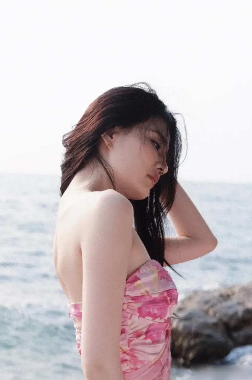 徐璐 海边泳装美照,太性感了!