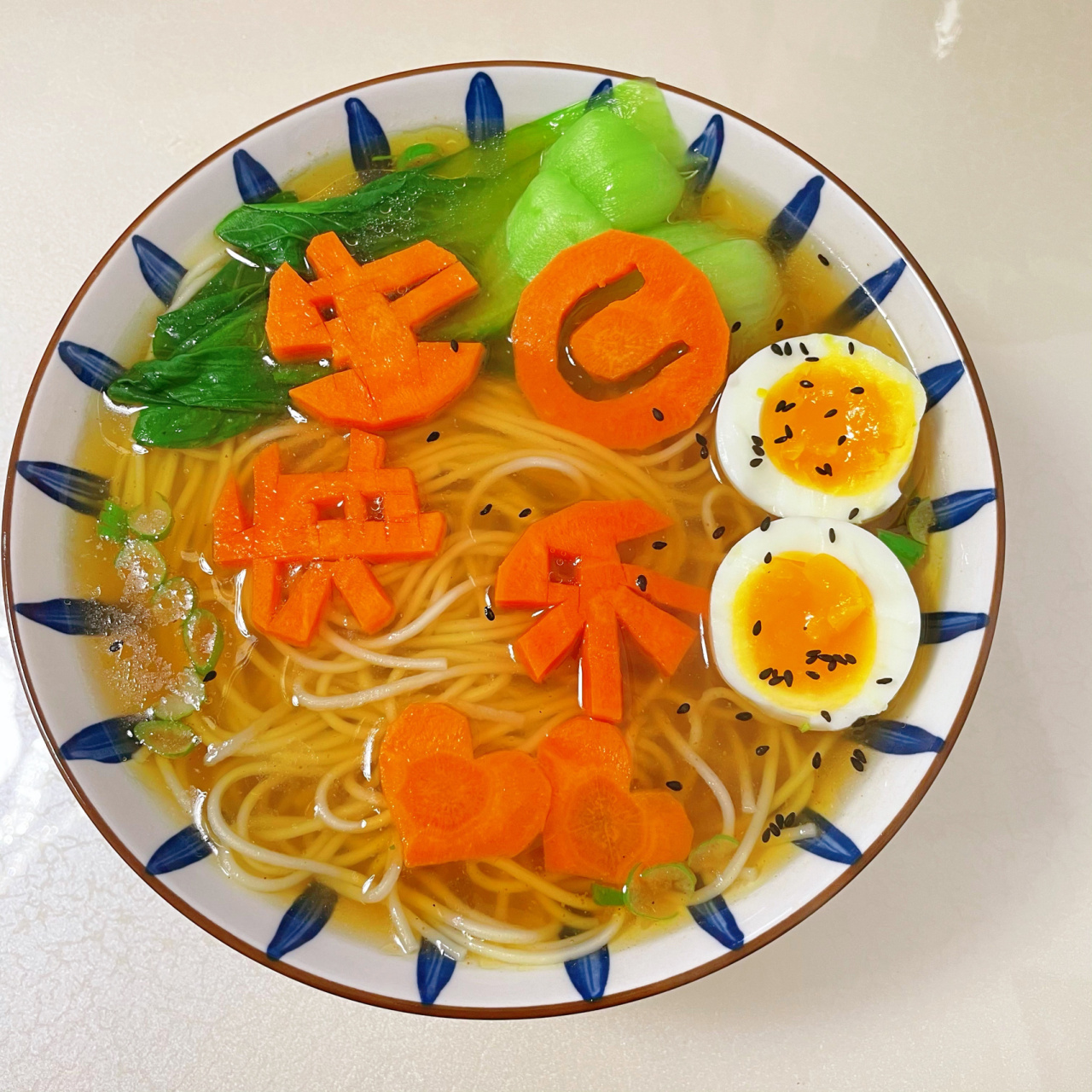 清淡版生日面 材料:🥕胡萝卜,龙须面/鸡蛋面,堂菜,鸡蛋 调味品:香油