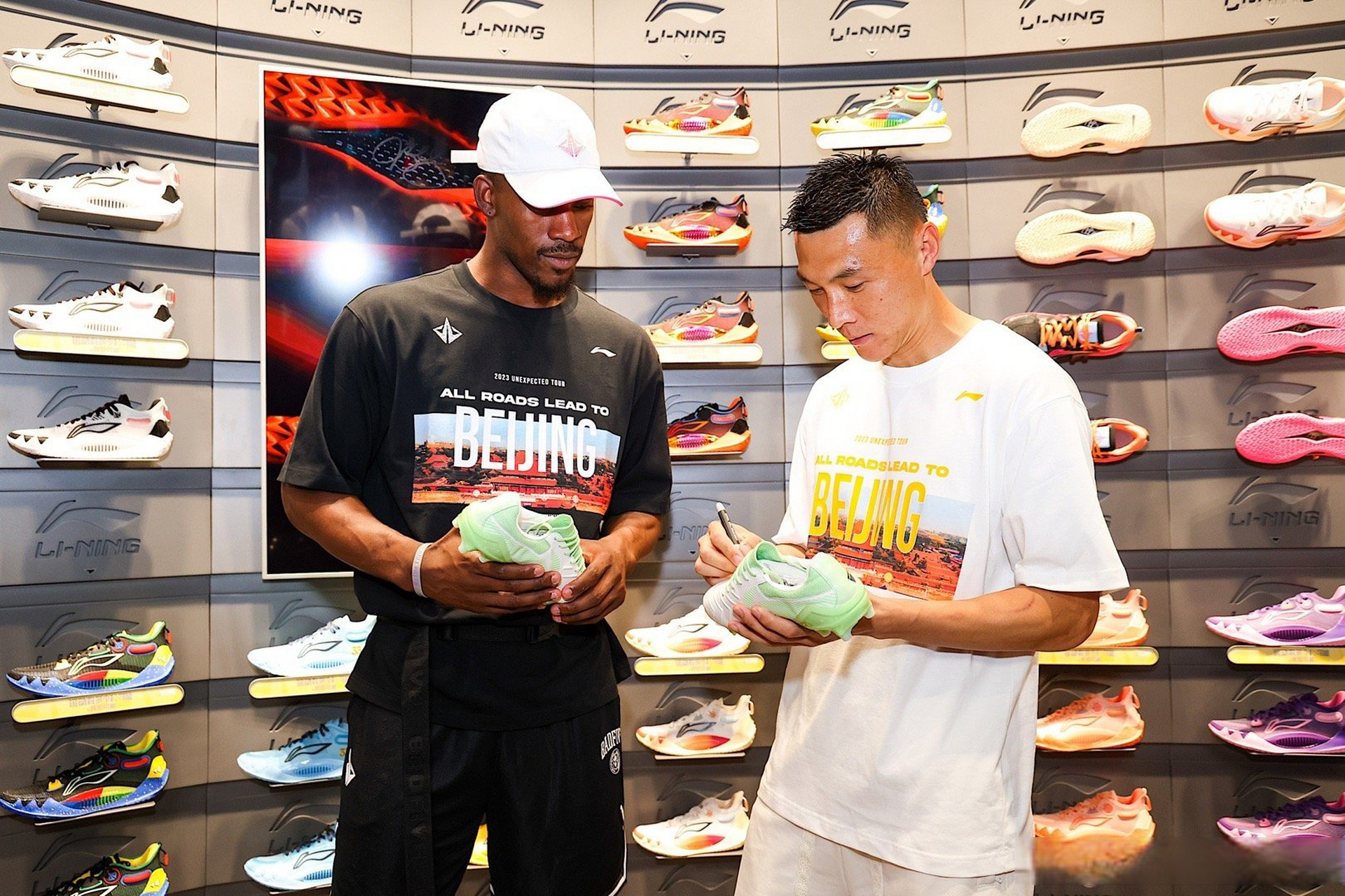巴特勒造访北京三里屯3.3 李宁篮球主场店.