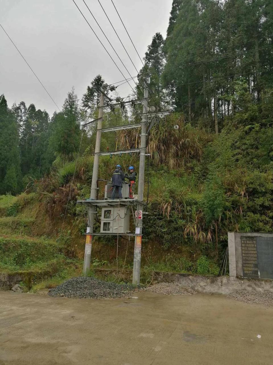 (1)单相接地短路,故障相电流的正序,负序和零序分量大小相等方向相同.