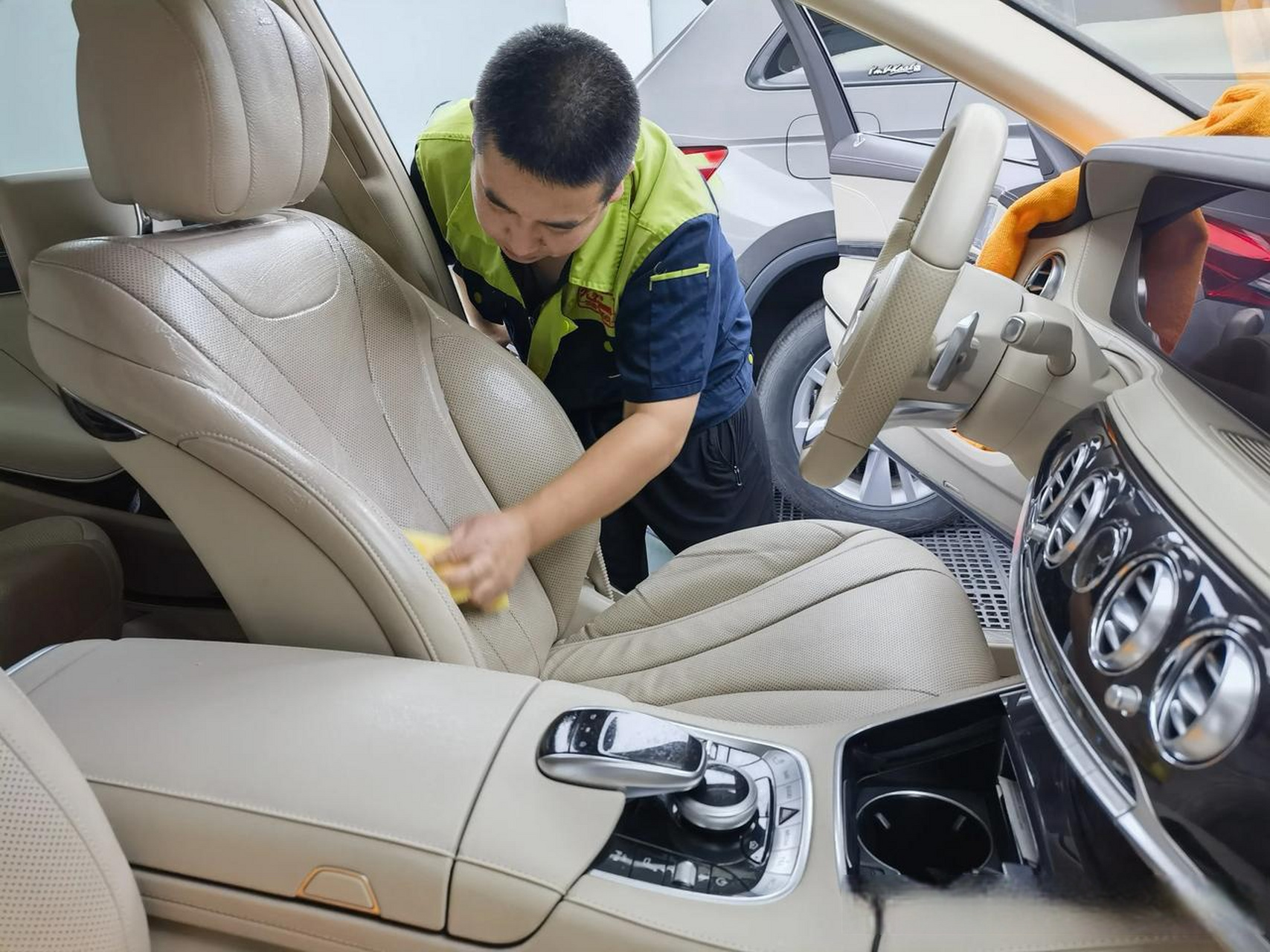 花299给汽车内饰来个超精洗,真是值啊,还有真皮的滋润养护,确实很不错