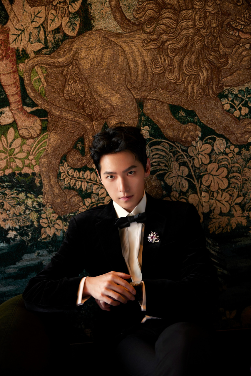 敲娱的星鲜事#@杨洋胸针 西装 胸针的造型也太帅了吧,贵公子@杨洋谁 