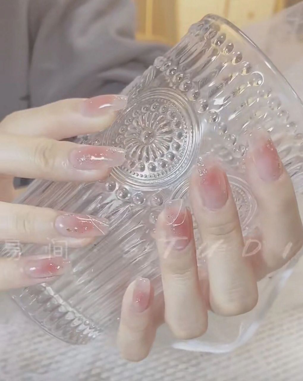 结婚新娘当天适合的美甲婚纱照适合 很多小仙女都问拍婚纱照或者结婚