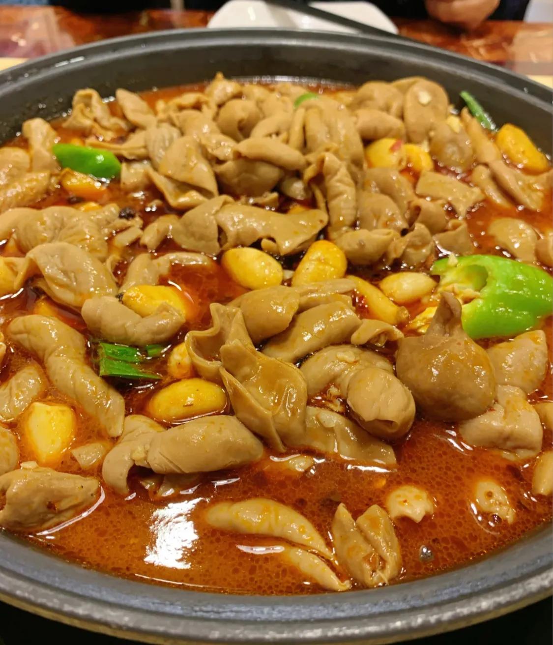 小时候妈妈做的肥肠是真的好吃, 肥肠买回来用盐,面粉将肥肠里里外外