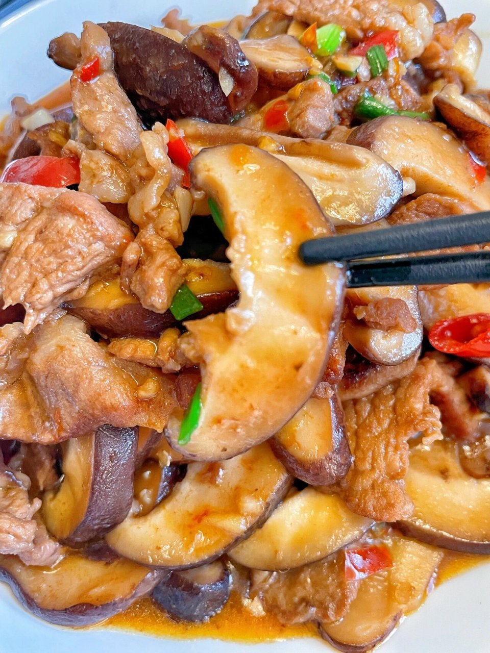 香菇炒肉片～鲜香嫩滑多汁～ 食材:猪肉 香菇 调料:料酒 生抽 老抽