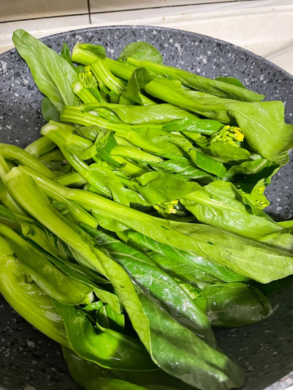 但是打开后怎么都感觉是菜心,叶子形状也不是上海青的勺子?