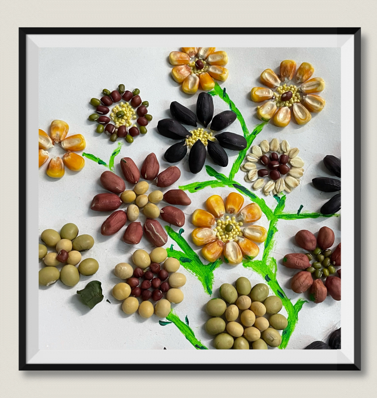 五谷拼贴画《五谷花朵》🌸 《五谷花朵》 制作方法:用笔勾勒出轮廓