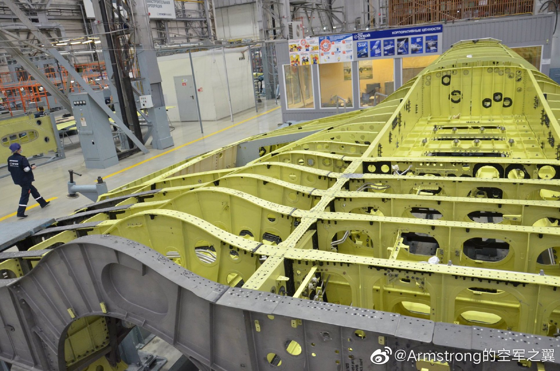 苏-57的机身隔框,没有涂底漆的是钛合金材质