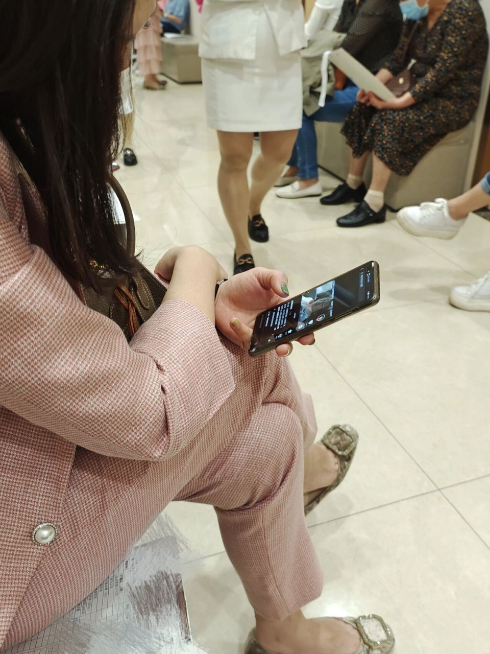 如题,体检等候区,这位姐姐玩手机外放,还超大声那种,刚开始我还以为