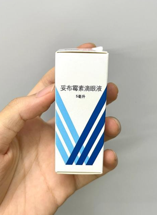 过了48小时再换成热敷,用热毛巾敷眼睛能促进血液循环,帮助充血消退