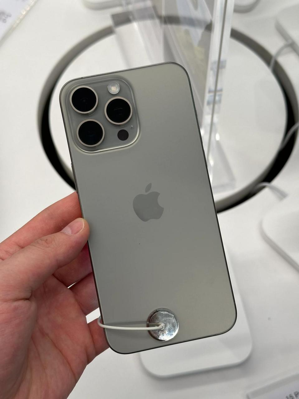 皮肤很难接触到,和周围已经有手油的钛金属有颜色差,擦擦应该就好了