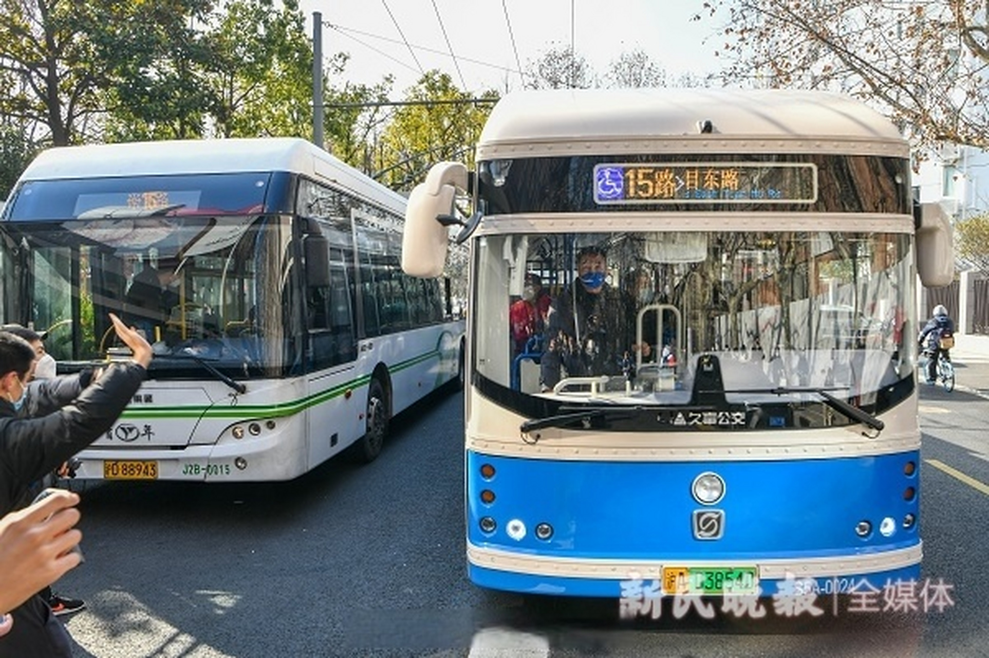 2014年,百岁的上海无轨电车迎来青年电车——jnp6120bev1型和jnp-wg
