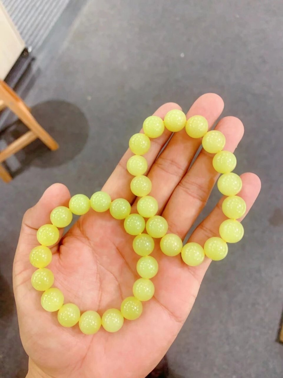 一个鸡油黄 说到和田玉里的黄,有一种最美的颜色我们称之为鸡油黄.