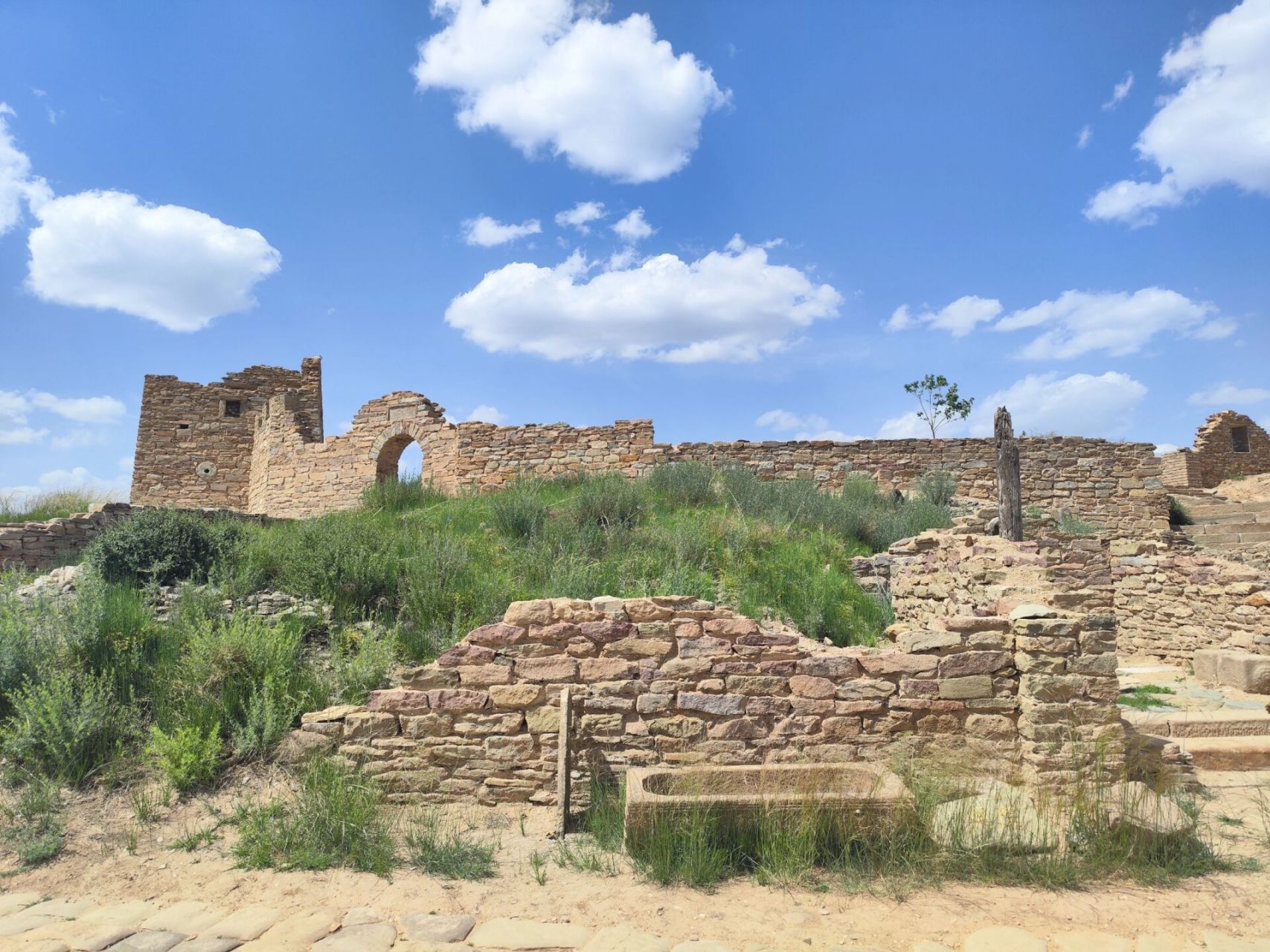 神木杨家城 神木杨家城,又名麟州故城,始建于唐代,历史悠久,是古代