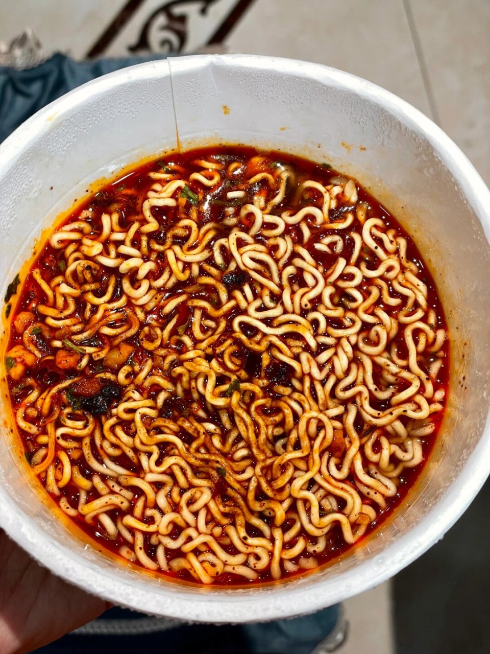 是红油爆椒牛肉面! 是那种细细的面,吃起来滑滑的!