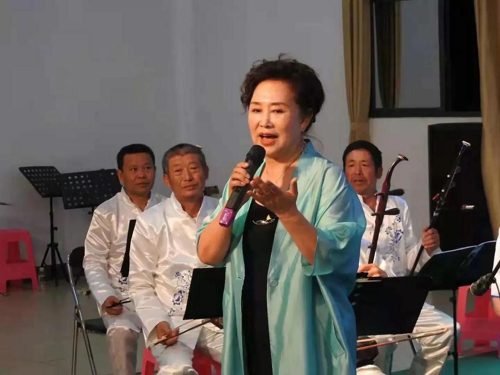 唱歌可以对老年人的保健有以下好处:  1.