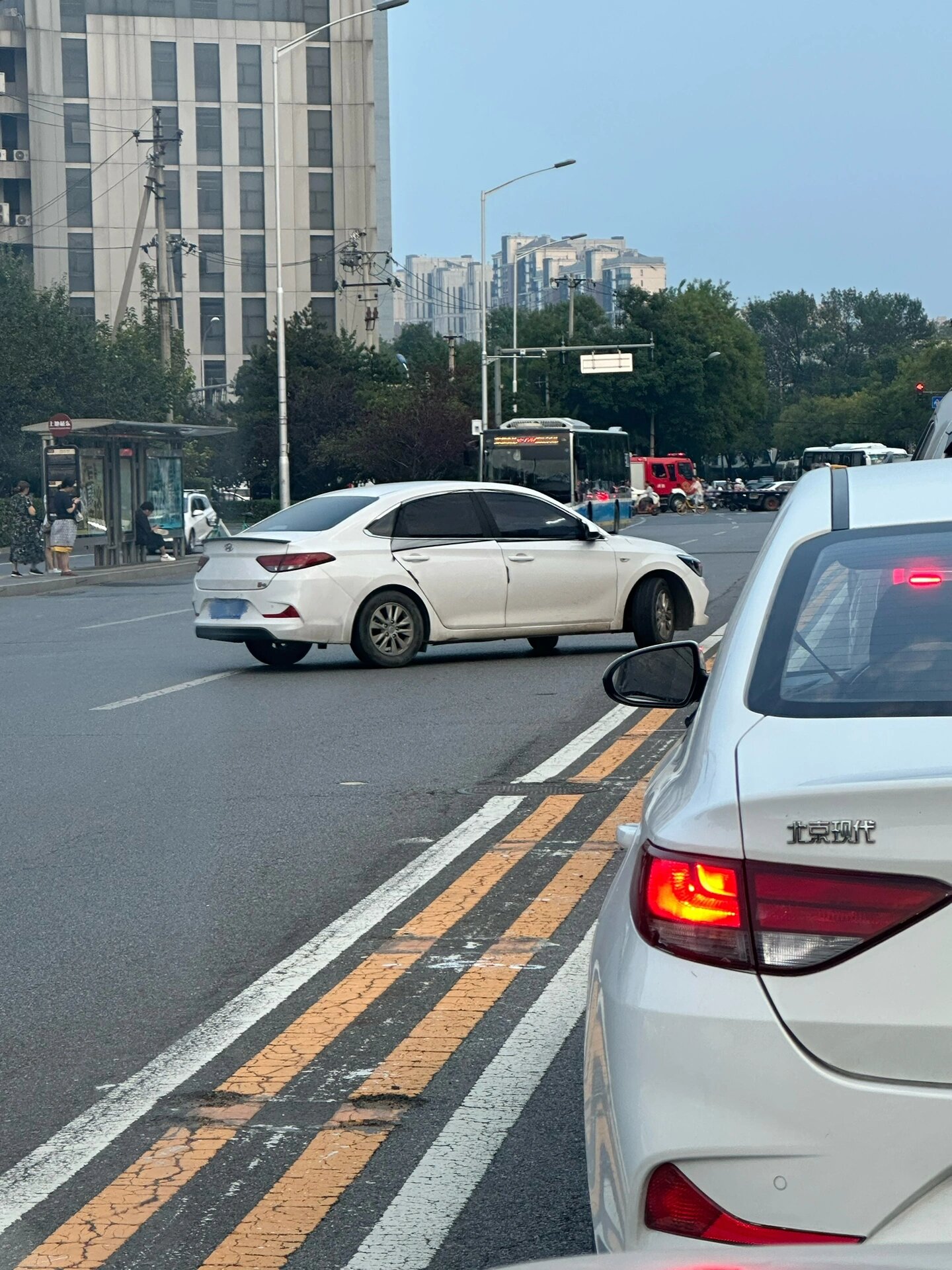 求科普:马路上的栅栏为什么没了 家附近马路中间栅栏都撤了,不知道是
