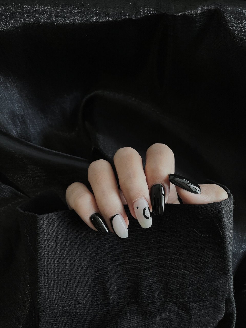 美甲了 这次依然是钟爱的暗黑系 比较简单的款式 白色部分是乳白 黑色