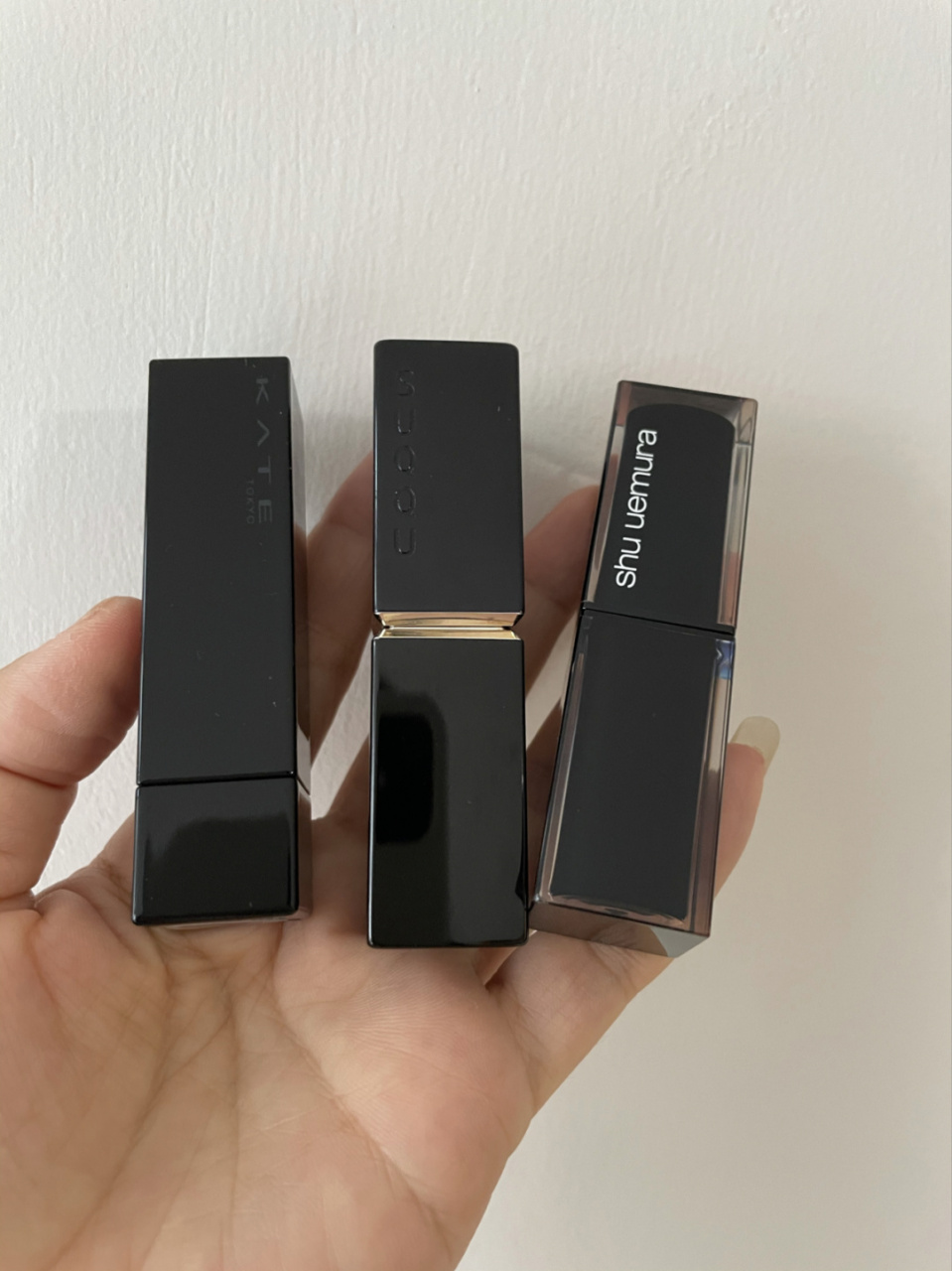 据说因为疫情得一直戴口罩,所以日本人开始潜心开发持久型口红,这样摘