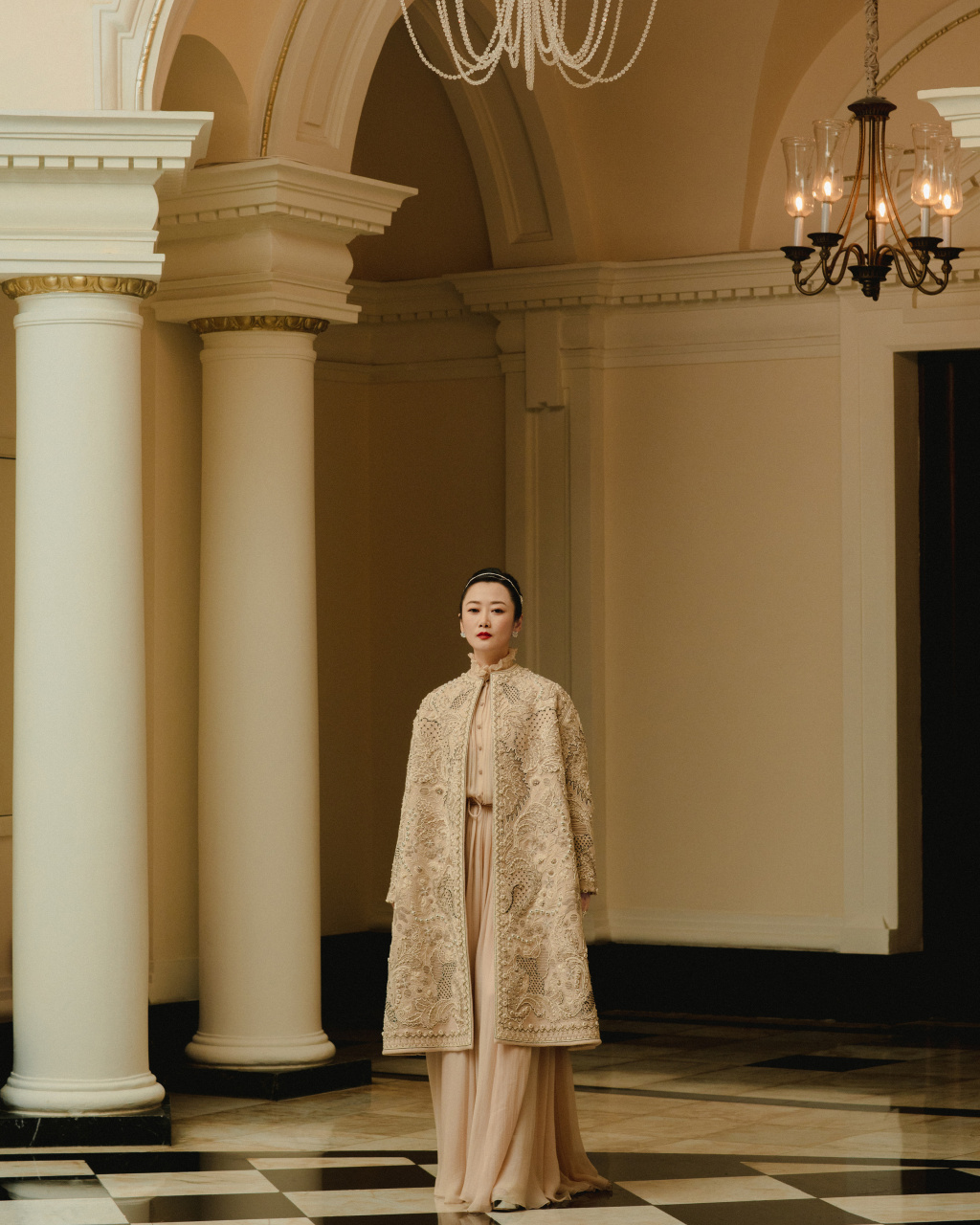 演员赵涛 第25届上海国际电影节开幕红毯出发照曝光,身着dior迪奥2022