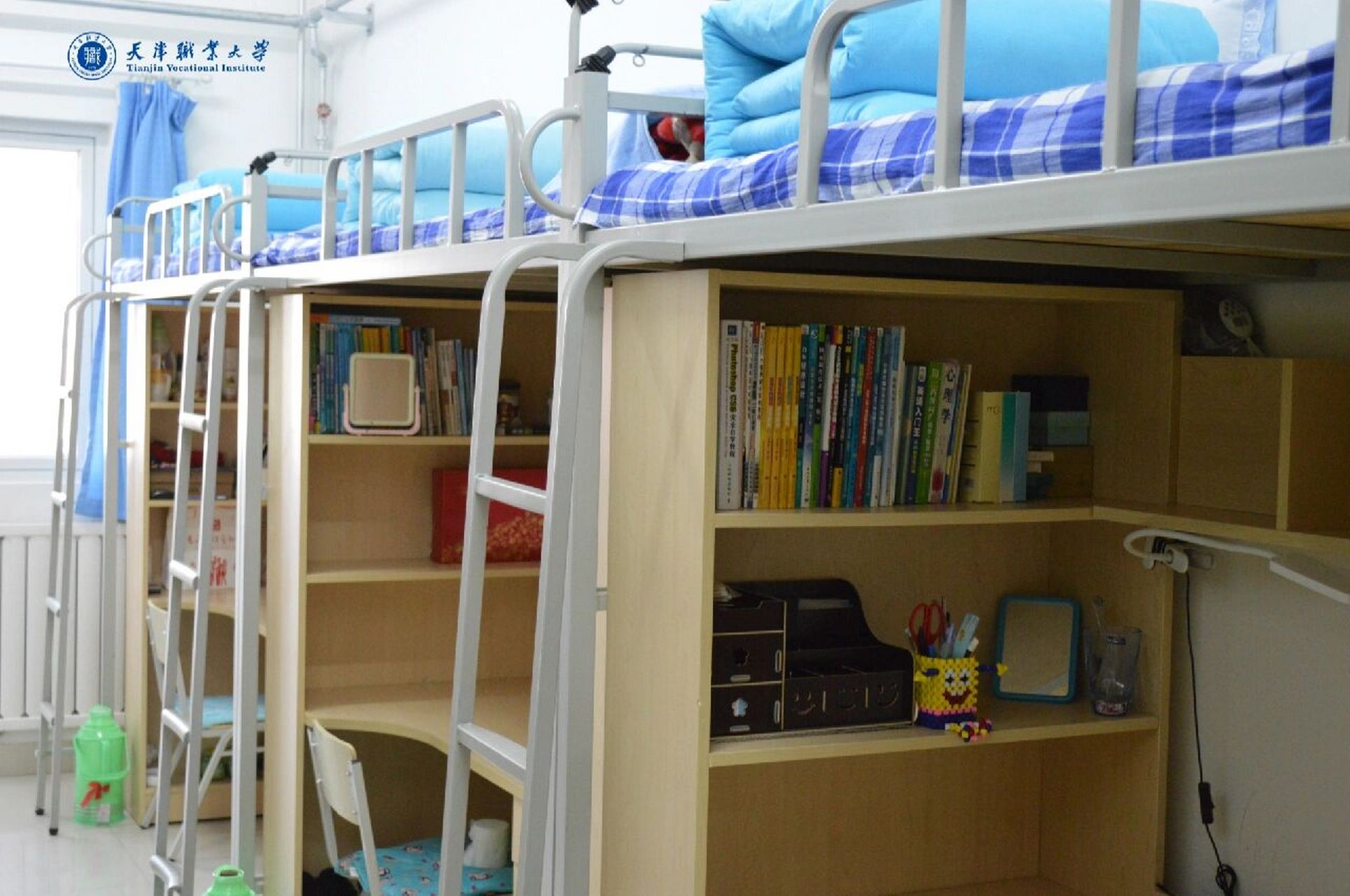 公办专科分享 图中学校是    天津市职业大学 	 我校学生宿舍为六人间