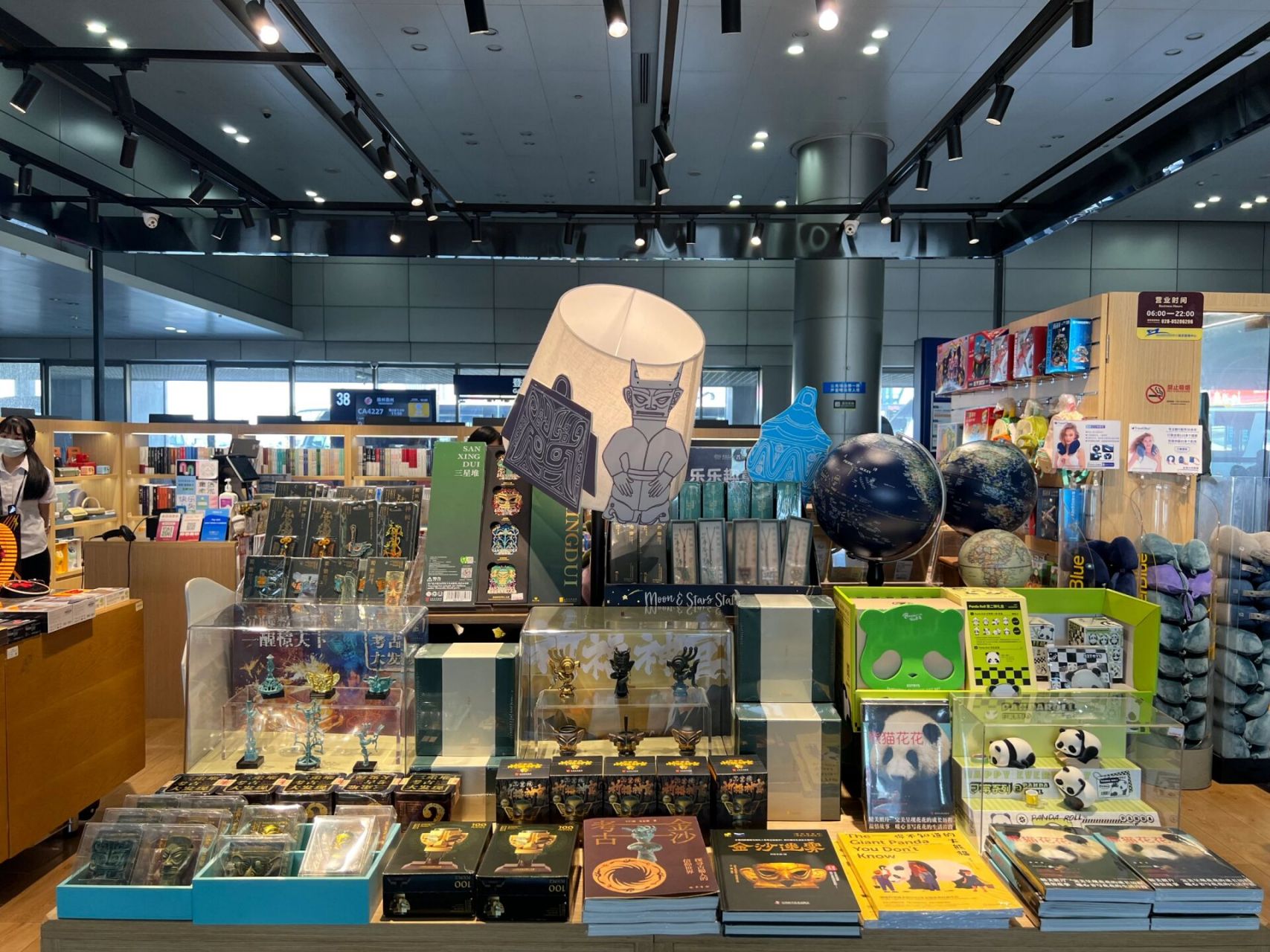 也有三星堆文创售卖,摆在最显眼的位置,在博物馆遇到文创店关门时