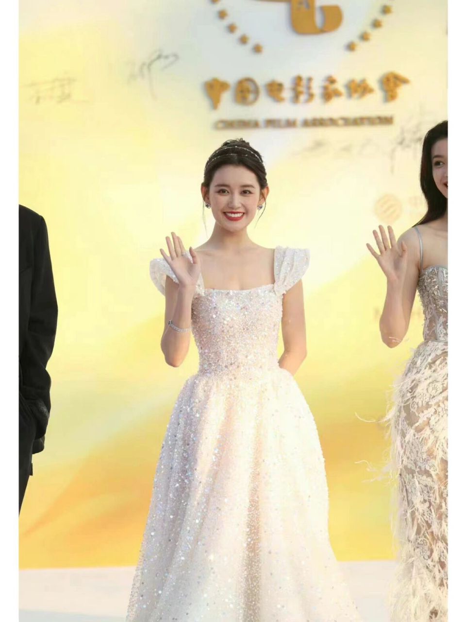 98蒋依依红毯造型美爆了 说星星好看的人,一定没见过你的眼睛