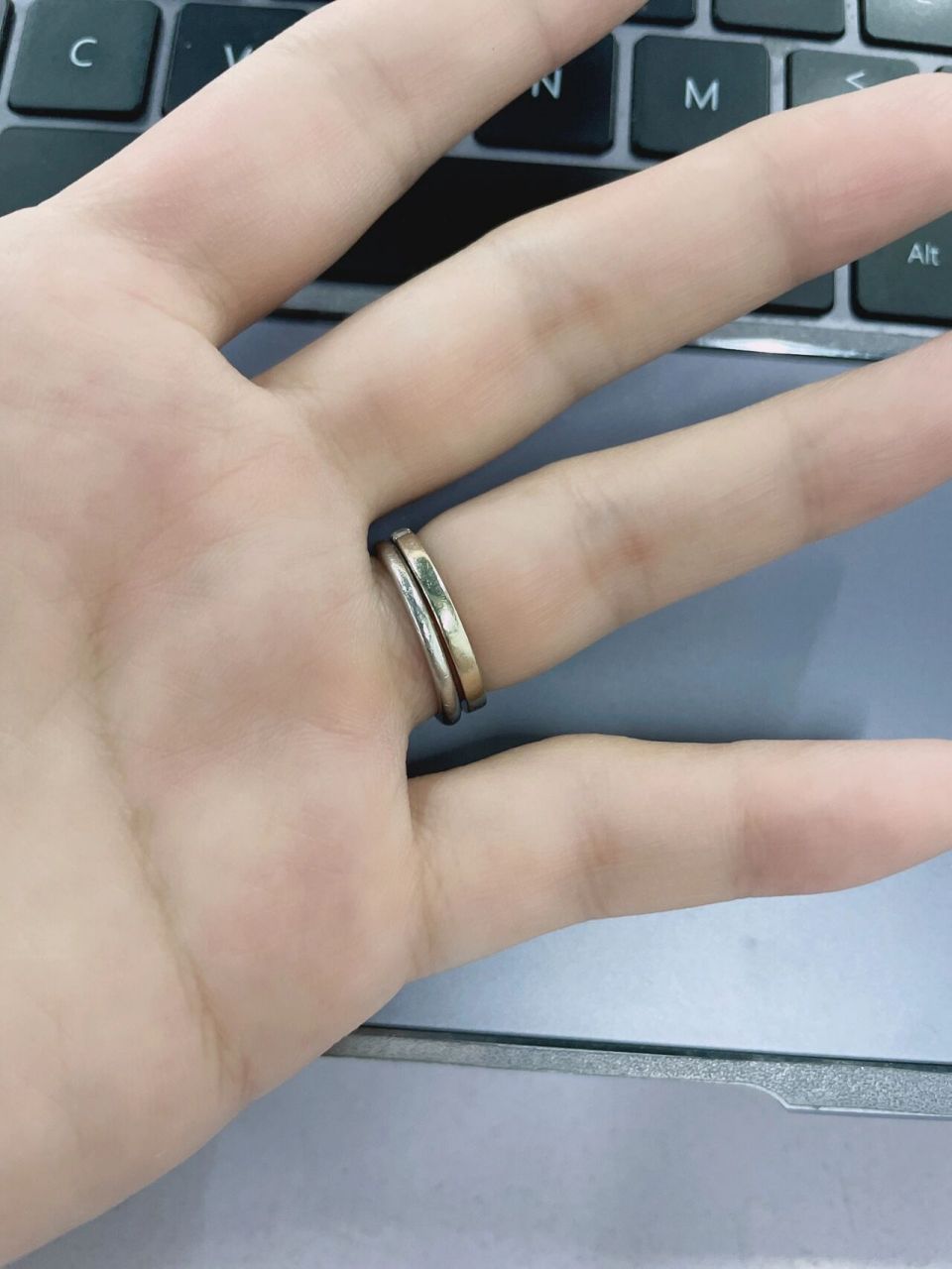 它是真掉色… 钻戒是卡地亚的,去年3月购买,戒托材质为铂金,因为码数