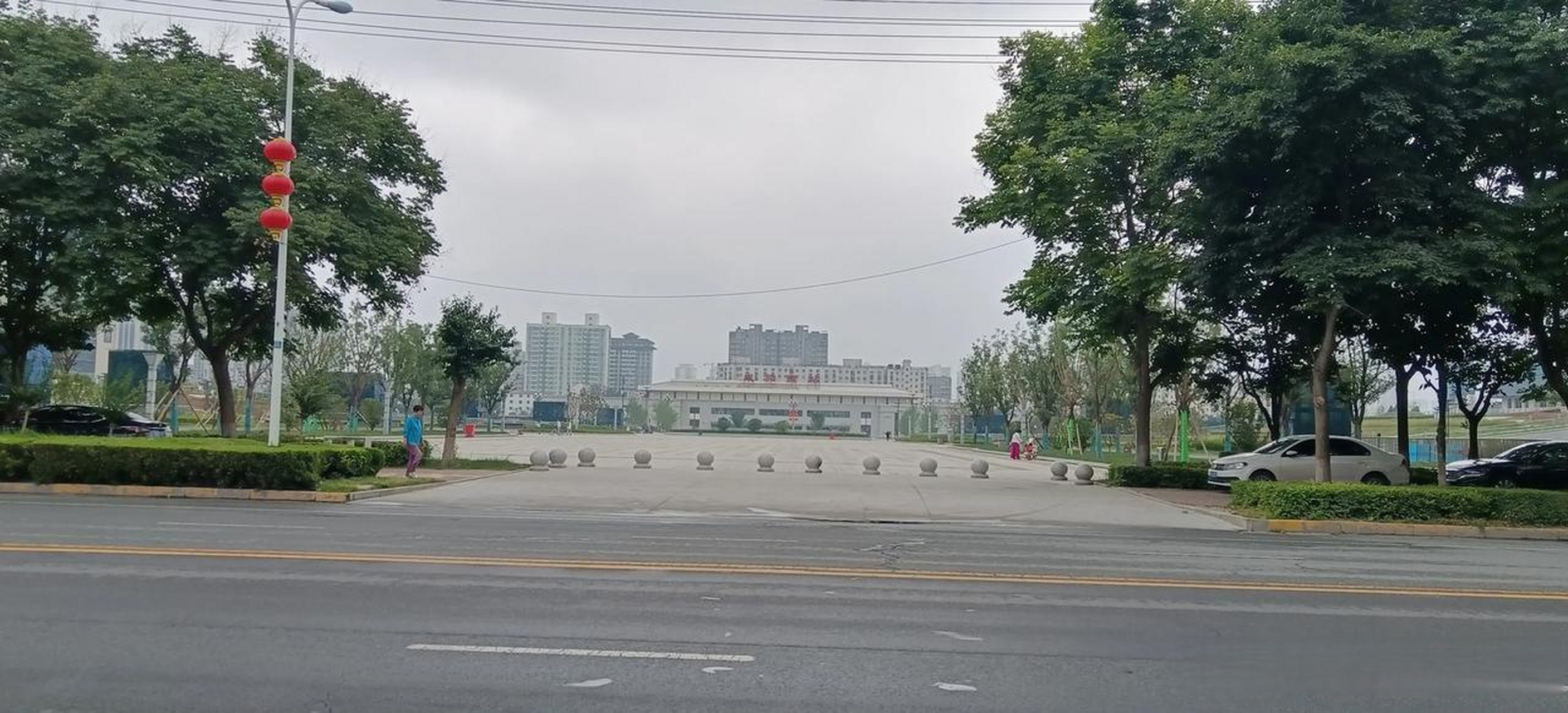 咸阳头条 在咸阳玉泉西路看到咸阳西站广场已经开始投入使用了,广场