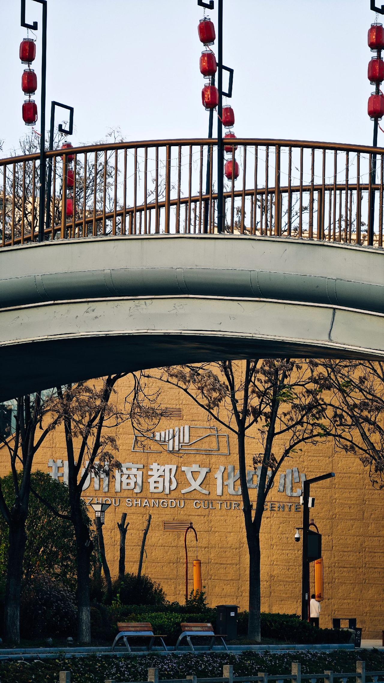 今天走到商都文化中心就在周边随时拍了几张,中心每周二闭馆要不我就