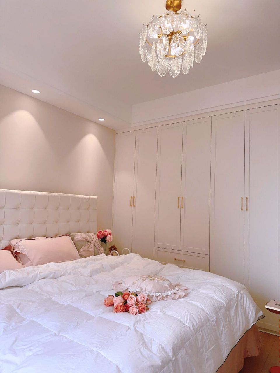 哈喽,今天分享我家只有13平米的主卧 老公很不满意这个卧室,不适合大