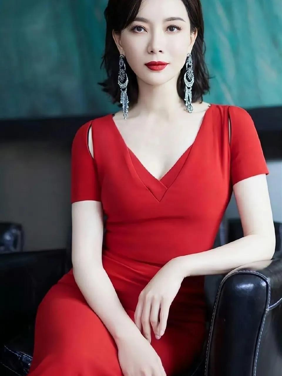 陈数之所以美丽,是因为她经得起岁月的淬炼,她的美是融入到骨子里的