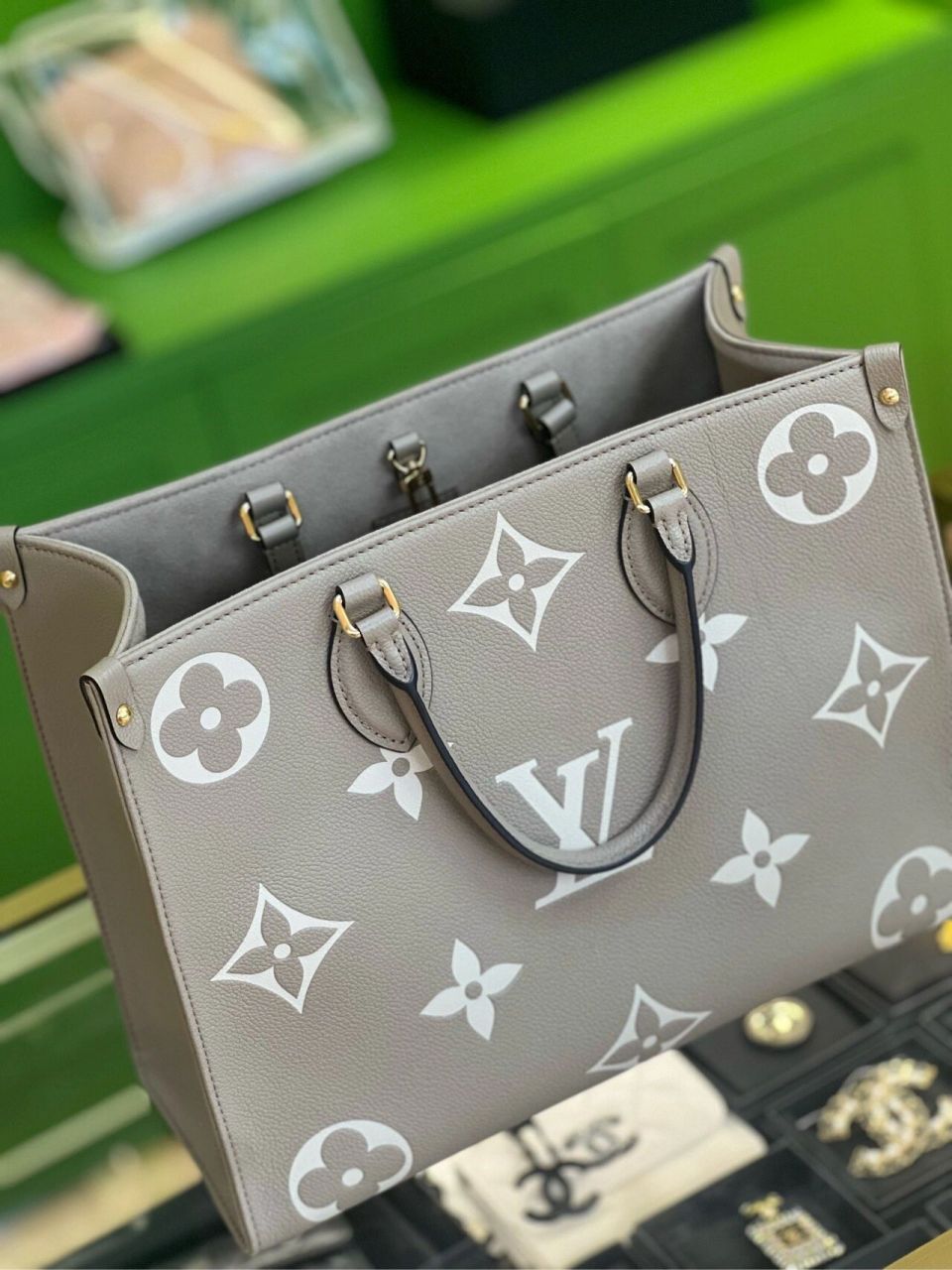 lv大象灰中号onthego 99新lv大象灰中号onthego 尺寸:35x27cm 肩带