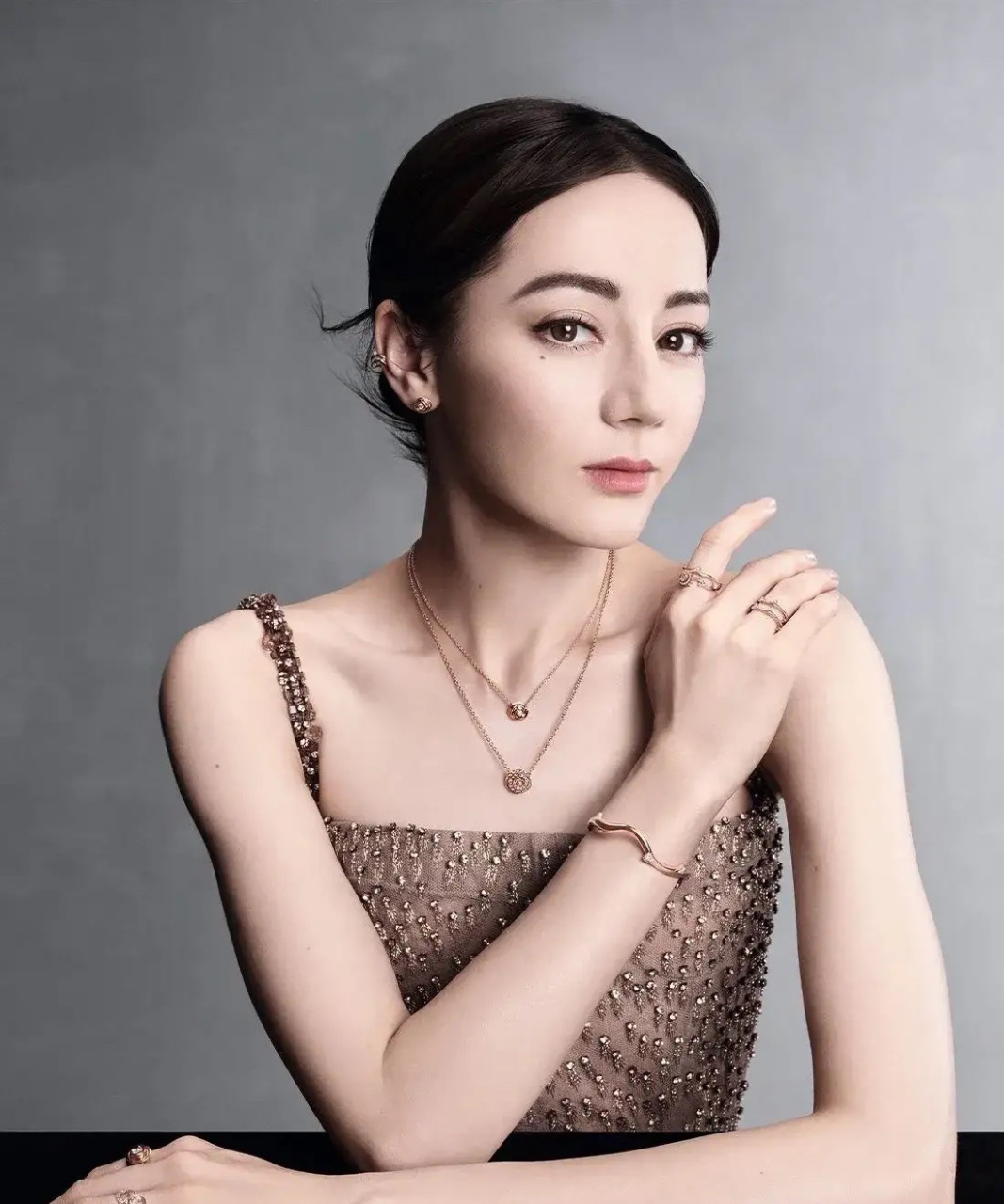 热巴团队的审美是出什么问题了吗…现在感觉不是娜然撞脸热巴,而是