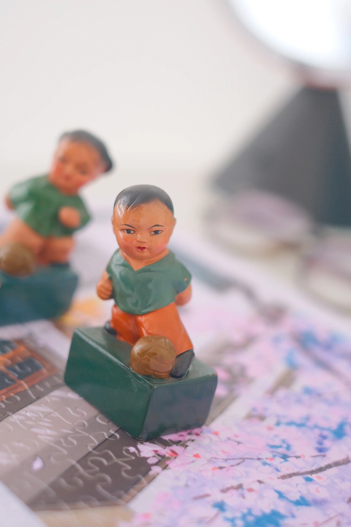 早期的惠山泥人采用模具印坯的方式制作,色彩明快,略带夸张,拥有独特