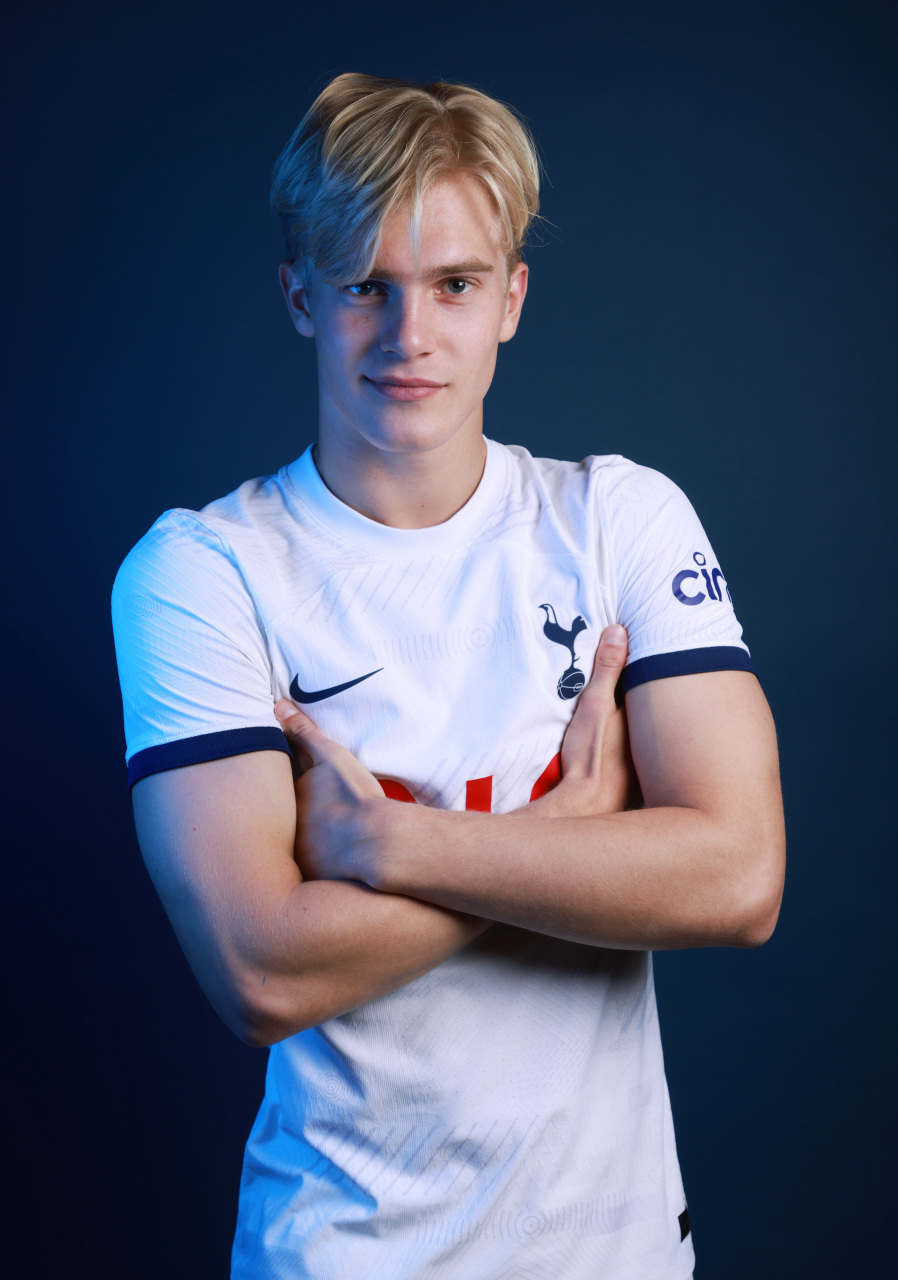 92热刺男模队成员7711566  9490瑞典帅哥贝里瓦尔定妆照