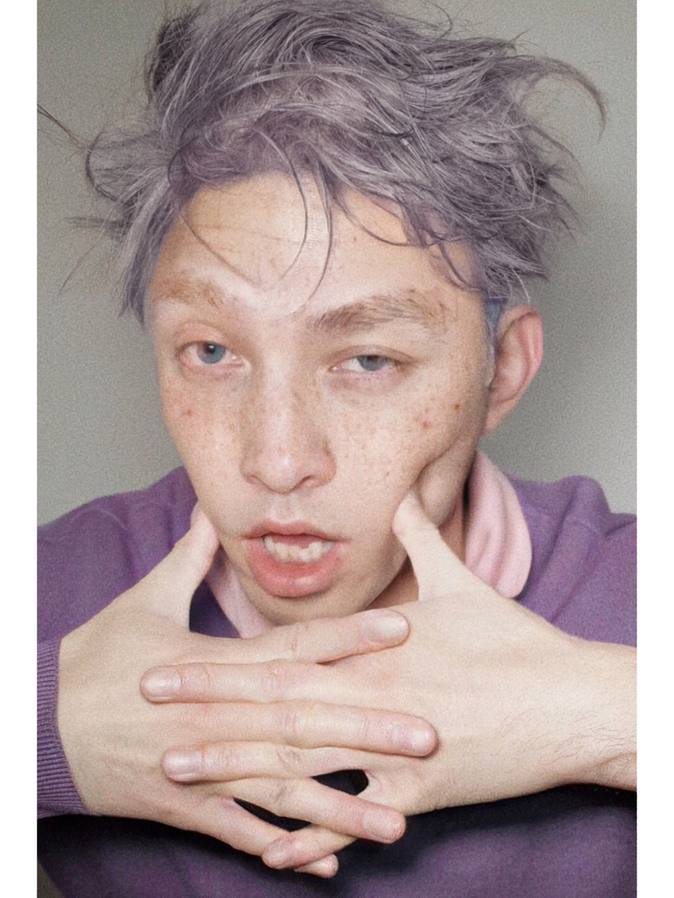 星黛露男生形态 染的浅紫色头发 染完头发一定要戴把眉毛也漂了,不然