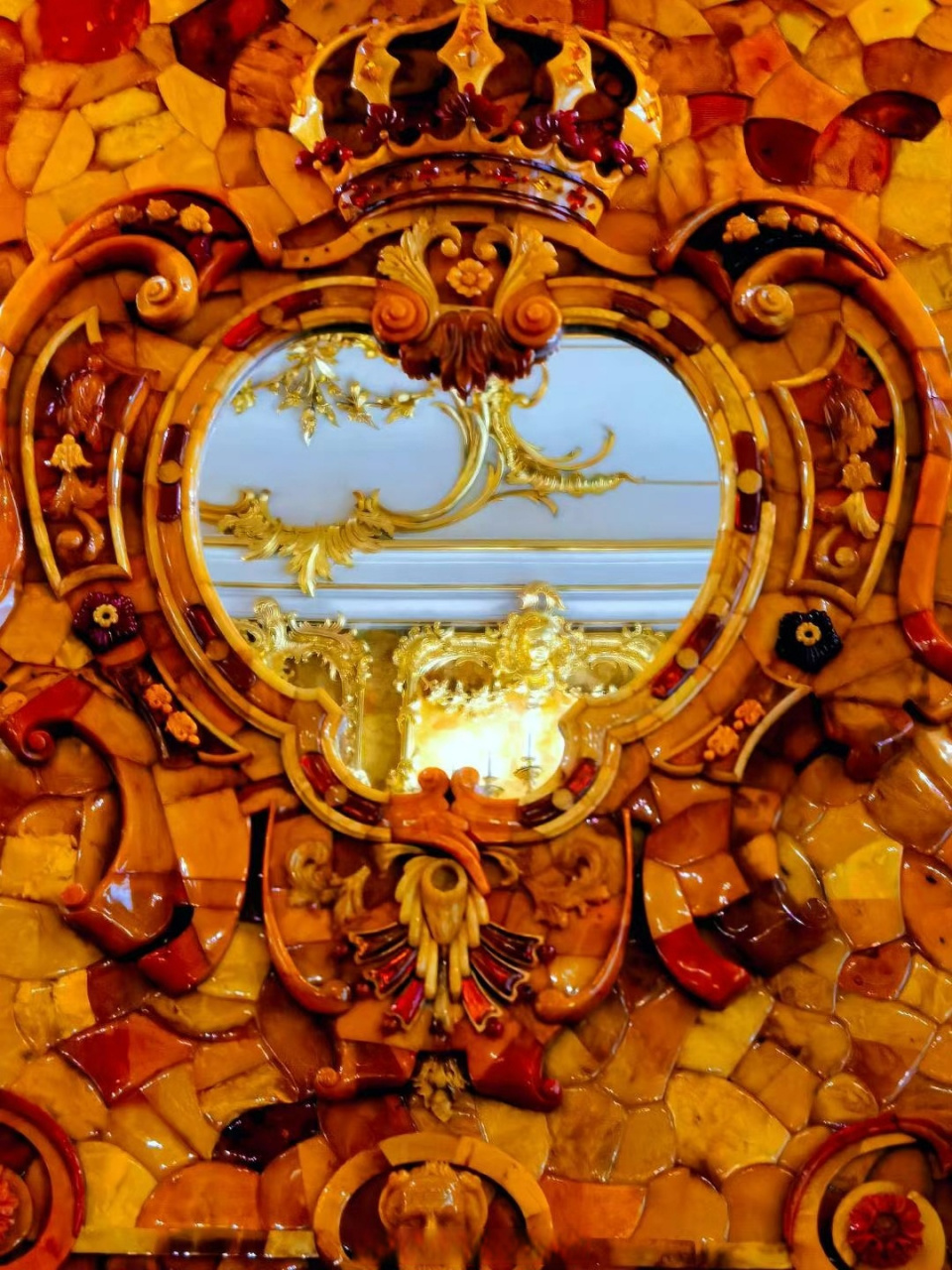 一世送给俄罗斯沙皇彼得大帝的礼物,墙面镶嵌有6吨多的琥珀和名贵珠宝