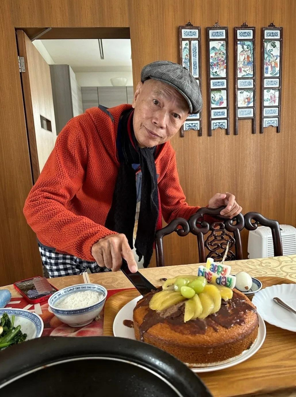 罗家英的生日在汪明荃的陪伴下过的格外温馨,有美食,还有蛋糕,虽然不