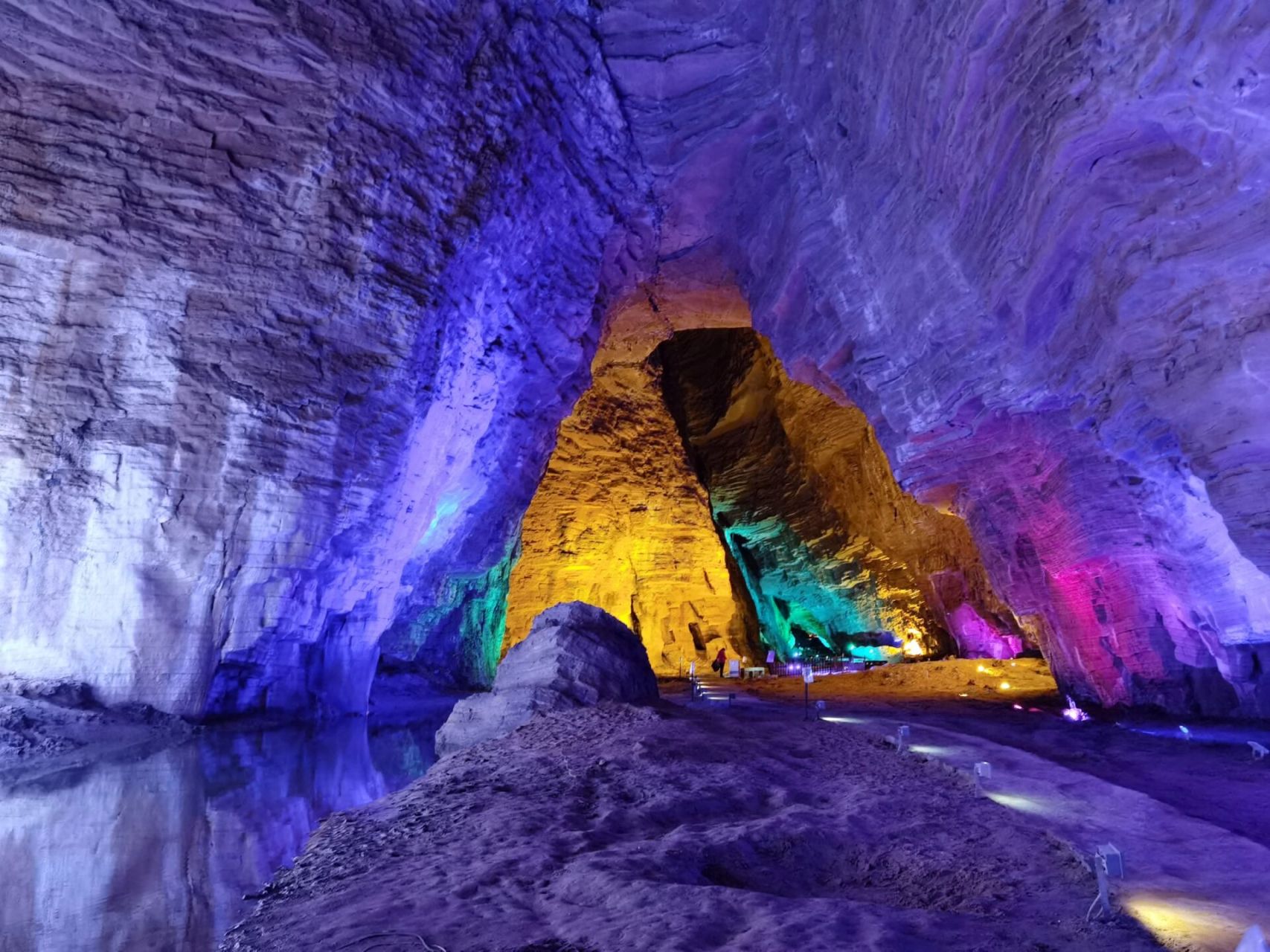 湖北恩施腾龙洞,百元的门票,不仅可以看到我国目前为止已探明的最大
