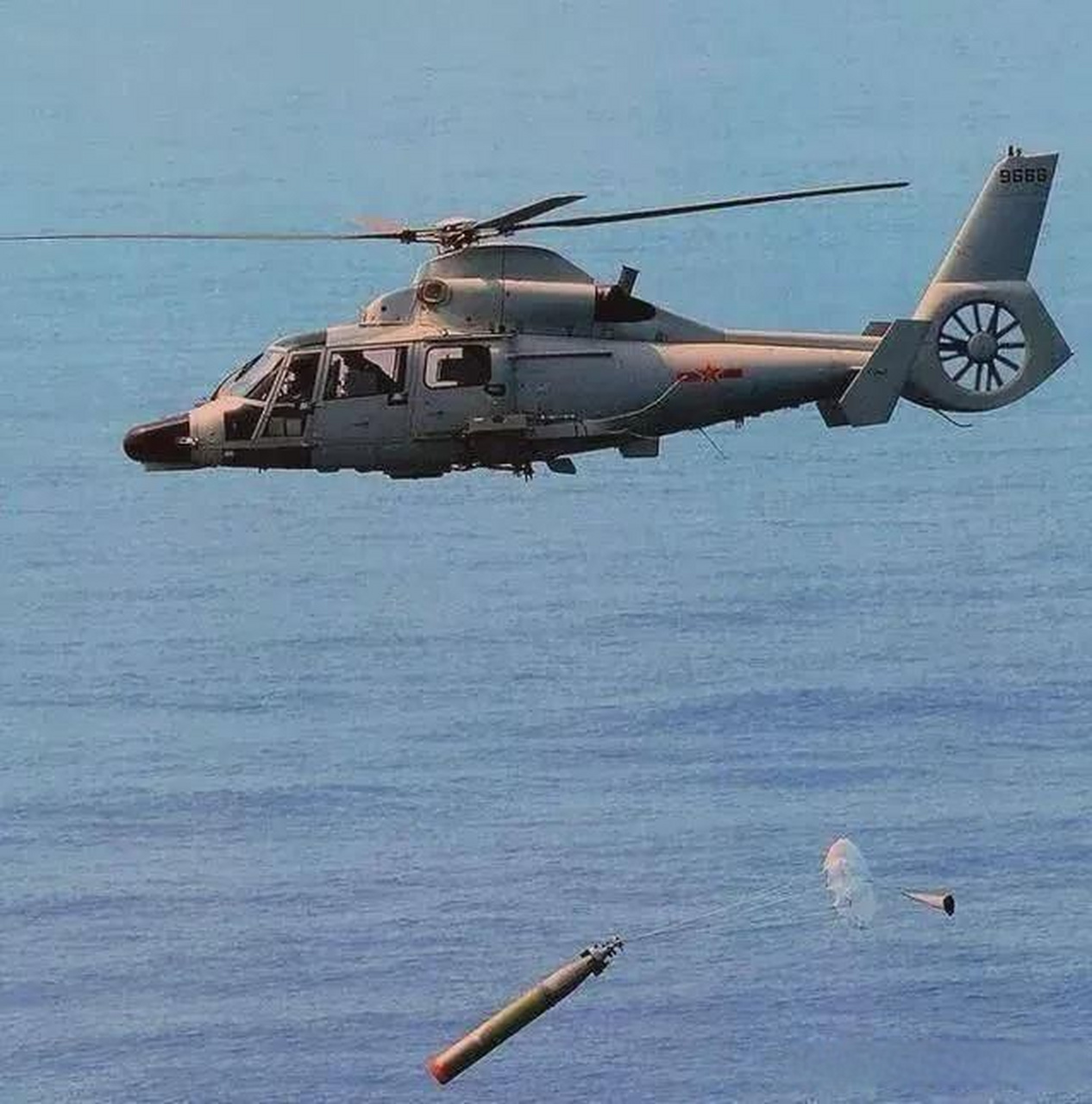 图一:亚丁湾海域护航行动期间,中国海军直-9d舰载直升机和西班牙海军