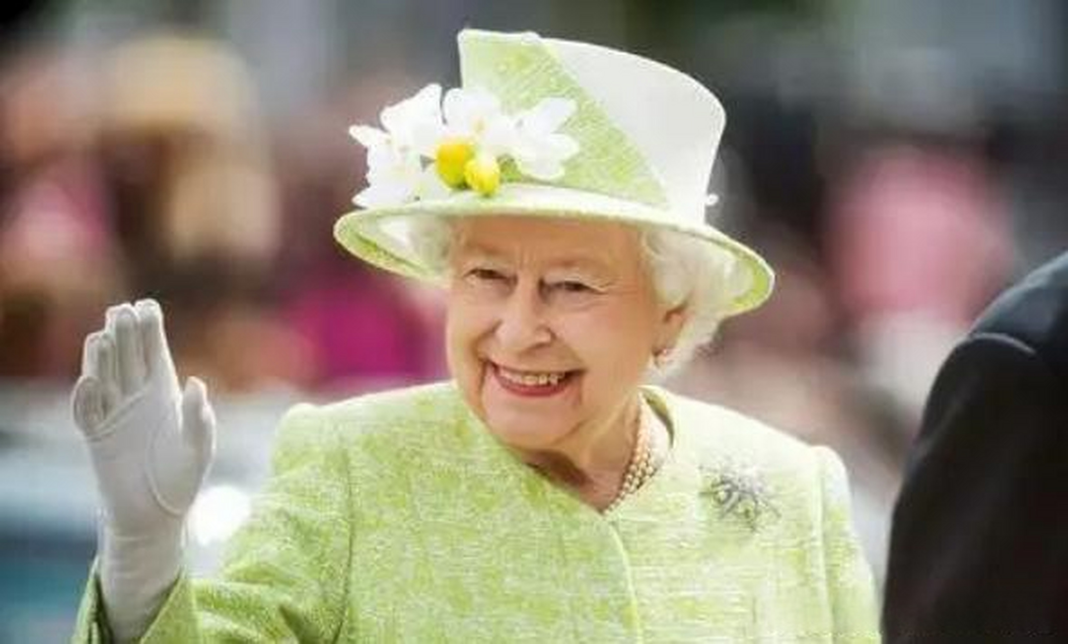 可爱的帕丁顿熊,向英国女王伊丽莎白二世致敬.