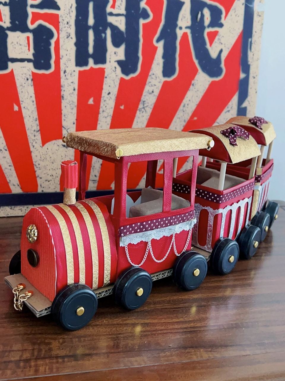 幼儿美术作业:废物制作交通工具 废物:瓦楞纸箱,大纸盒,瓶盖,旧项链